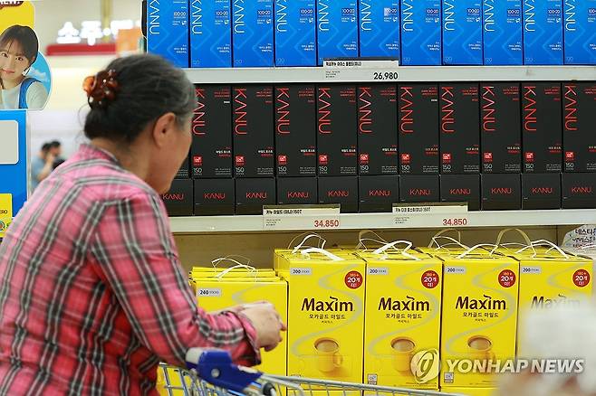 반년새 식품기업 60여곳 가격인상 (서울=연합뉴스) 진연수 기자 = 올해 식품·외식업계에서 제품 가격 인상 행렬이 이어져 서민들의 장바구니 물가 부담이 커지고 있다. 1일 연합뉴스 집계에 따르면 작년 12월부터 지난달까지 최근 6개월간 가격을 올린 식품·외식업체는 60곳이 넘는다. 동서식품은 지난달 30일 제품 출고 가격을 평균 7.7% 올렸다. 앞서 3∼4월에는 농심, 오뚜기 등 식품기업들이 라면 가격을 잇달아 올려 서민 부담을 키웠다는 지적을 받는다.
사진은 1일 서울의 한 대형마트에서 장을 보는 시민. 2025.6.1 jin90@yna.co.kr