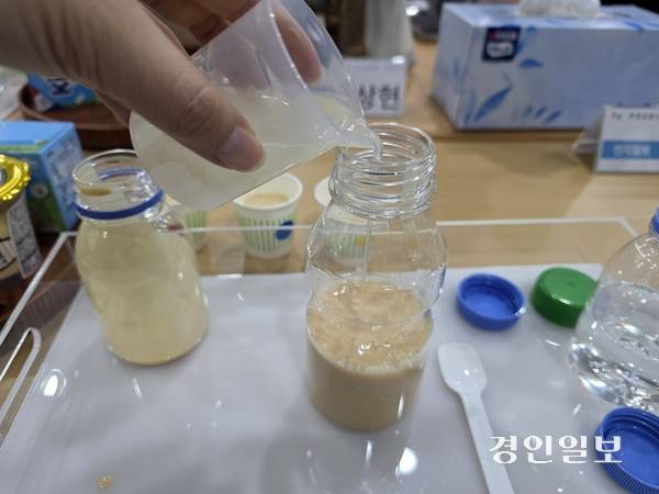 기자가 신제품 야쿠르트 XO를 직접 만들어보고 있는 모습. 2025.05.28 /구민주 기자 kumj@kyeongin.com