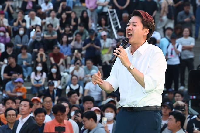 ▲ 개혁신당 이준석 대선후보가 1일 저녁 서울역 앞 광장에서 유권자들에게 지지를 호소하고 있다. /연합뉴스