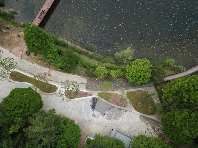 봉담호수공원 입구에 있던 조형물과 보행단차를 제거한 모습. 사진=화성특례시청