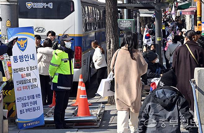 지난 3월 19일 오후 서울 종로구 헌법재판소 인근에서 경찰이 경계 근무를 서고 있다. 김경민기자
