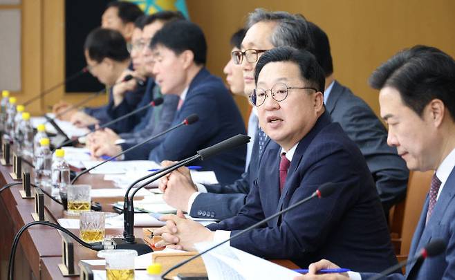 이장우 대전시장이 2일 대전시청 대회의실에서 확대간부회의를 주재하고 있다. 사진제공은 대전시