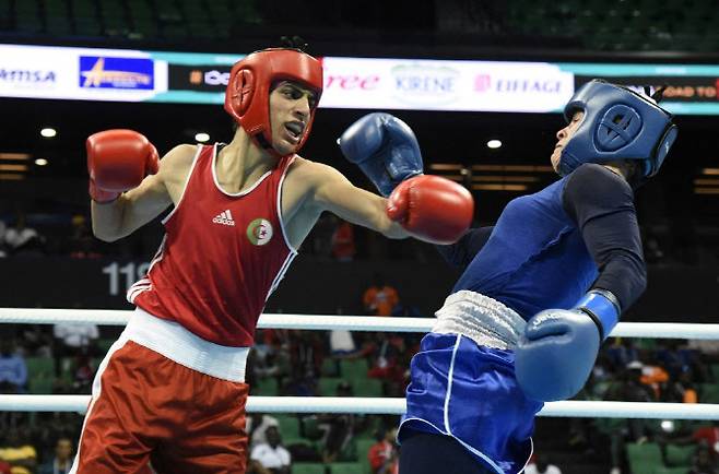 파리올림픽에서 성별 논란 속에 여자복싱 금메달을 목에 걸었던 이마네 칼리프(왼쪽), 사진=AFPBBNews