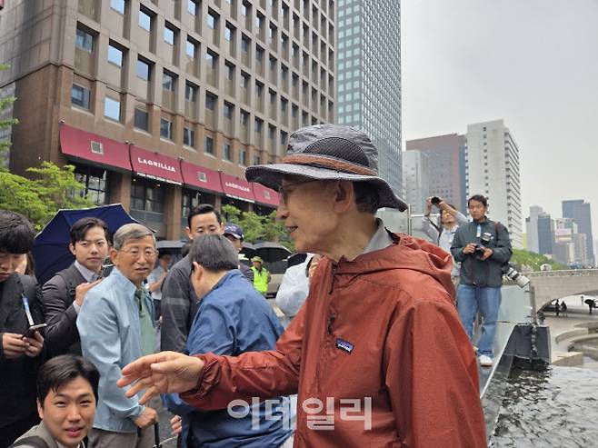 이명박 전 대통령이 2일 청계천에서 시민들과 인사를 나누고 있다. (사진=염정인 수습기자)