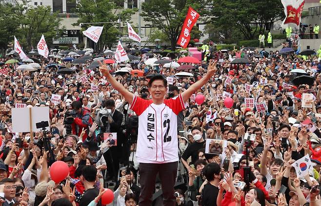 국민의힘 김문수 대선 후보가 제21대 대통령선거 선거일을 하루 앞둔 2일 부산역에서 시민들에게 지지를 호소하고 있다. (사진 = 연합뉴스)