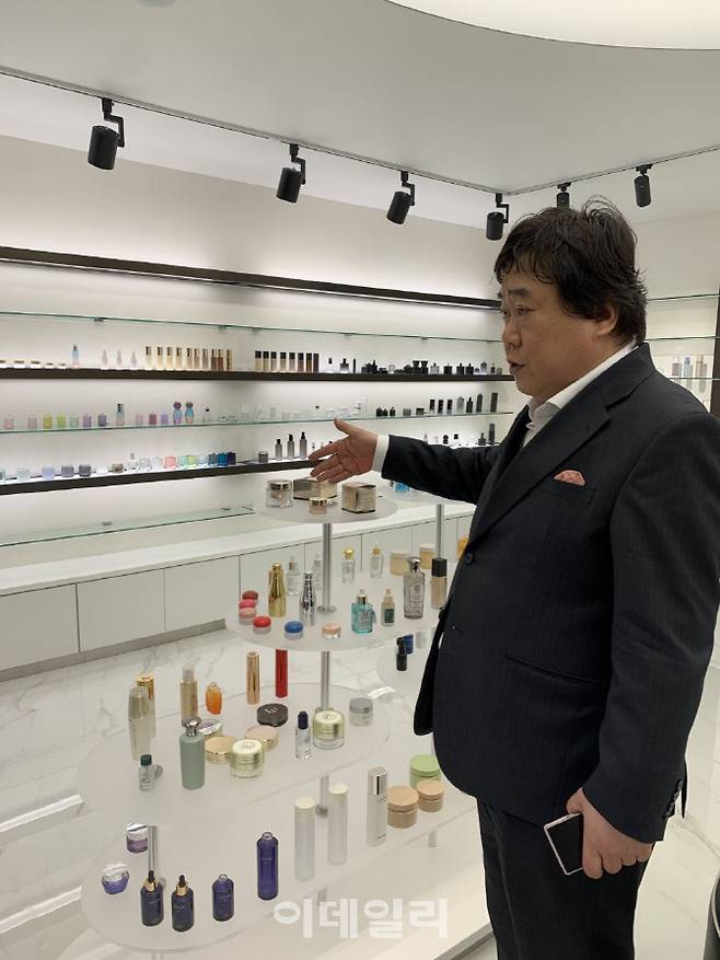 최승호 에스엠씨지 대표가 직접 생산한 유색 초자 용기들에 대해 설명하고 있다. (사진=신하연 기자)