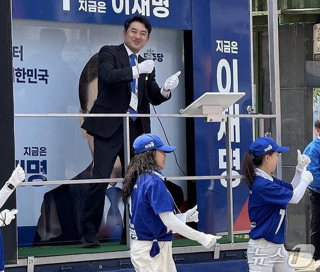 제21대 대통령선거의 유세활동에 나선 최석 더불어민주당 강원선거유세본부장이 최근 도내 한 선거 유세 현장에서 춤을 추는 모습. (본인 제공. 재판매 및 DB금지) 2025.6.1/뉴스1