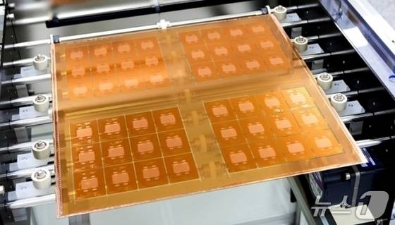 SKC 반도체 기판 제조 자회사 앱솔릭스의 유리 기판(앱솔릭스 제공)