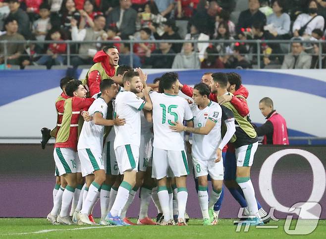 15일 오후 경기 용인시 처인구 용인미르스타디움에서 열린 2026 국제축구연맹(FIFA) 북중미 월드컵 아시아 3차 예선 B조 4차전 대한민국과 이라크의 경기, 동점골을 넣은 이라크 아이만 후세인과 선수들과 기뻐하고 있다. 2024.10.15/뉴스1 ⓒ News1 김영운 기자