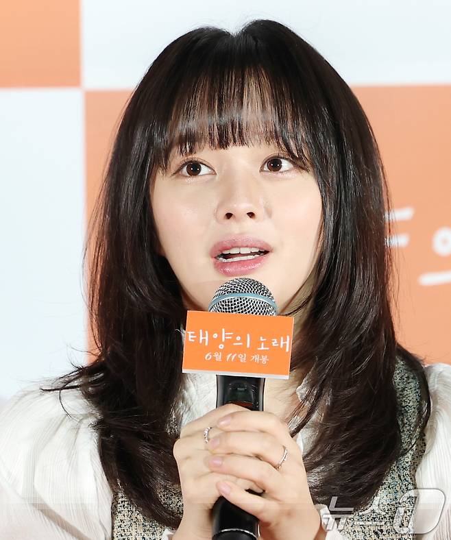 배우 정지소가 2일 서울 용산구 CGV용산아이파크몰에서 열린 영화 '태양의 노래'(감독 조영준) 언론시사회에 참석해 인사말을 하고 있다. '태양의 노래'는 한밤중에만 데이트할 수 있는 미솔(정지소 분)과 민준(차학연 분)이 음악을 통해 서로 사랑에 빠지며 함께 꿈을 이루기 위해 도전해 나가는 뮤직 로맨스다. 2025.6.2/뉴스1 ⓒ News1 권현진 기자