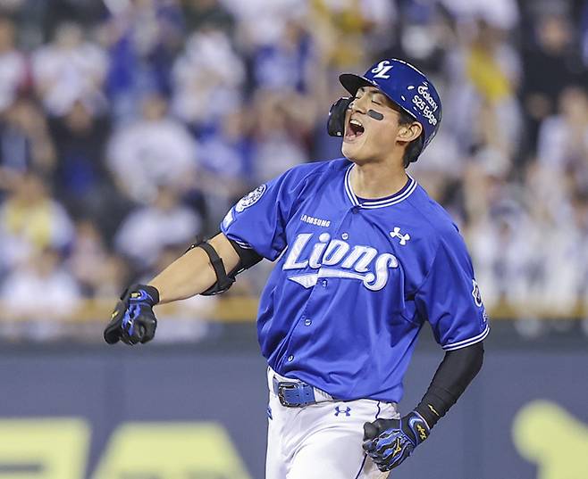 삼성 구자욱이 1일 서울 잠실구장에서 열린 2025 KBO리그 정규시즌 LG전 9회초 적시타를 친 후 세리머니하고 있다. 사진 | 연합뉴스