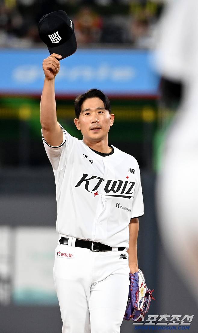 박경수가 2루수로 교체투입된 후 팬들의 환호에 모자를 벗어 인사하고 있다. 수원=허상욱 기자