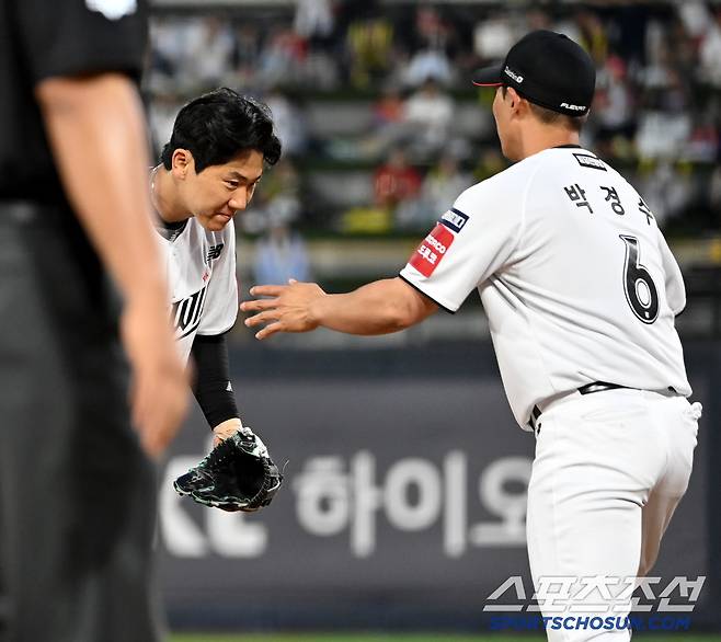 박경수의 등장에 모자를 벗어 인사하는 오윤석