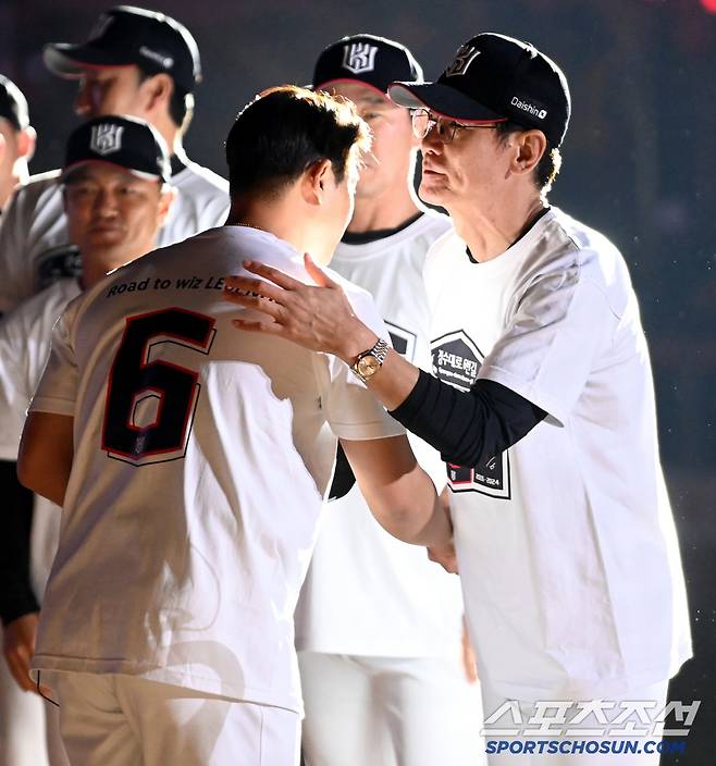 이강철 감독의 축하를 받는 박경수 코치