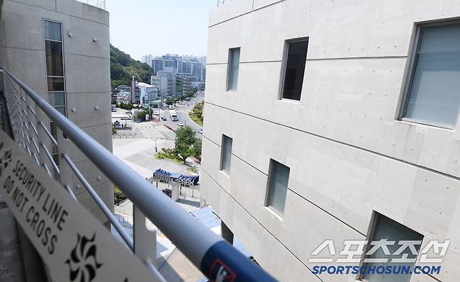 관중 사망 사고로 폐쇄됐던 창원 NC파크가 30일 다시 개장한다. 경기장 외벽의 루버가 철거된 모습. 창원=정재근 기자 cjg@sportschosun.com/2025.5.30/