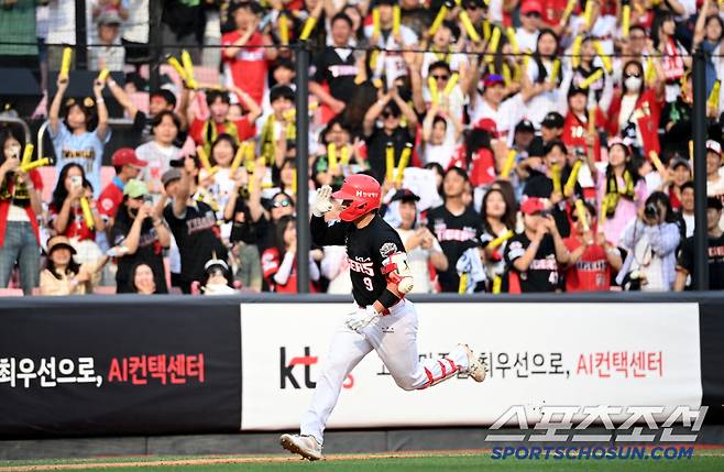 1일 수원KT위즈파크에서 열린 KIA와 KT의 경기, 2회초 KIA 윤도현이 솔로홈런을 치고 기쁨을 나누고 있다. 수원=허상욱 기자wook@sportschosun.com/2025.06.01/