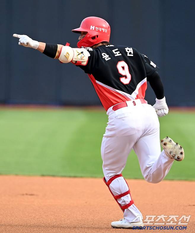 1일 수원KT위즈파크에서 열린 KIA와 KT의 경기, 1회초 KIA 윤도현이 솔로홈런을 치고 기쁨을 나누고 있다. 수원=허상욱 기자wook@sportschosun.com/2025.06.01/