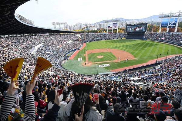 관중들로 가득찬 잠실야구장. ⓒ스포츠코리아