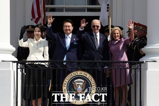 윤석열 전 대통령과 부인 김건희 여사, 미국 조 바이든 전 대통령과 부인 질 바이든 여사가 2023년 4월 26일(현지시간) 워싱턴 D.C. 백악관에서 열린 공식환영식에서 손을 흔들고 있다. /대통령실