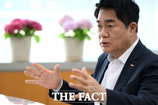 박준희 관악구청장이 26일 오후 서울 관악구청 구청장실에서 <더팩트>와 인터뷰를 하고 있다. /서예원 기자