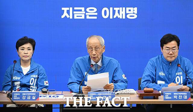 윤여준 더불어민주당 상임총괄선거대책위원장(가운데)이 2일 오전 서울 여의도 더불어민주당 중앙당사에서 열린 중앙선거대책위원회의에서 모두발언을 하고 있다. /박헌우 기자