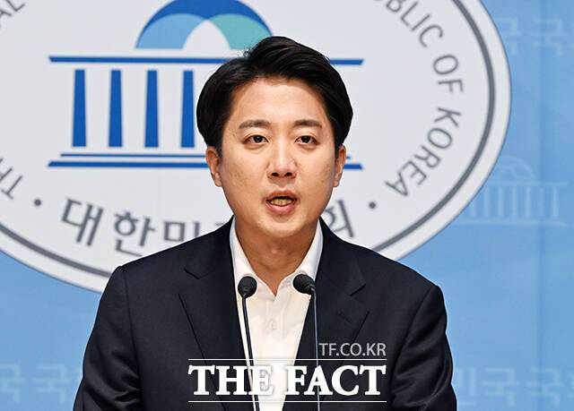 이준석 개혁신당 대선 후보는 2일 미국 투자 전문가 짐 로저스 회장이 이재명 더불어민주당 후보를 지지 선언했다는 민주당 측 주장에 대해 "이재명 후보의 위신이 추락하는 해프닝"이라며 "이재명 후보가 함께 일하는 브로커들은 매우 정확성과 수준이 낮은 것 같다"고 비판했다. /배정한 기자