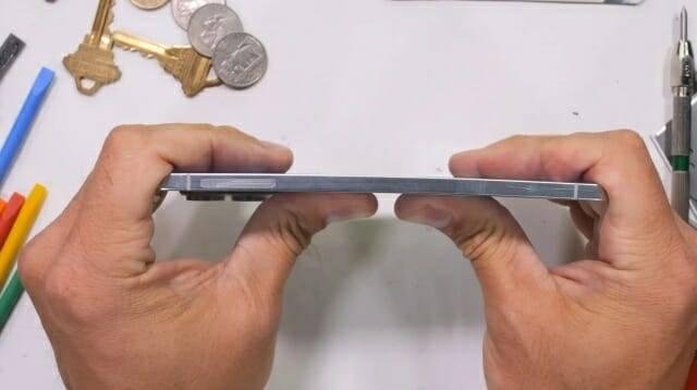 '갤럭시S25 엣지’의 내구성 테스트 영상이 최근 공개됐다. (영상=제리릭에브리띵)