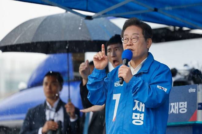 더불어민주당 이재명 대선 후보가 지난달 15일 전남 여수시 이순신 광장에서 열린 집중 유세에서 연설하고 있다. 연합뉴스