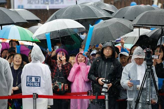 지난달 15일 전남 여수시 이순신 광장에서 열린 더불어민주당 이재명 대선후보의 집중유세에서 시민들이 연설을 듣고 있다. 연합뉴스