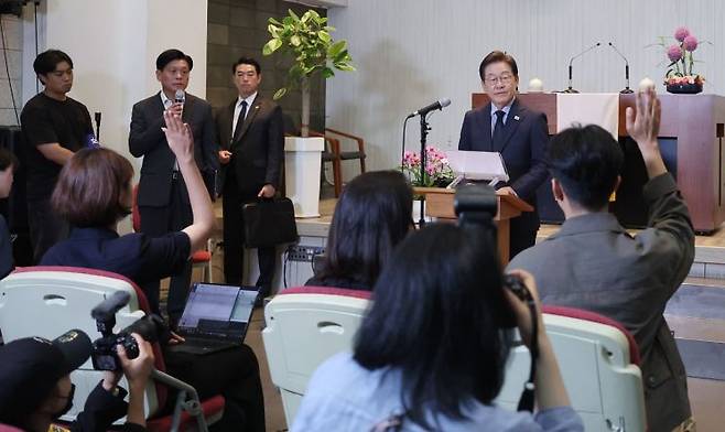 더불어민주당 이재명 대선 후보가 2일 경기 성남시 수정구 성남주민교회에서 기자회견문 낭독을 마친 뒤 취재진 질문을 받고 있다. 연합뉴스