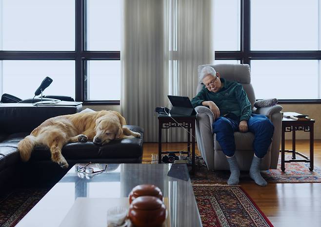 개를 싫어하시던 사진가의 부친도 마누를 만난 후 아끼고 항상 간식을 챙겨주며 어루만져 주셨다. 식사후 아버지와 마누가 편하게 쉬기도 했다. 2025년 1월/ 사진가 김원범