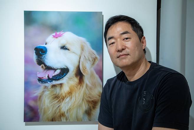 반려견 마누 사진전 여는 김원범 사진가. 2025년 5울 30일/ 조인원 기자