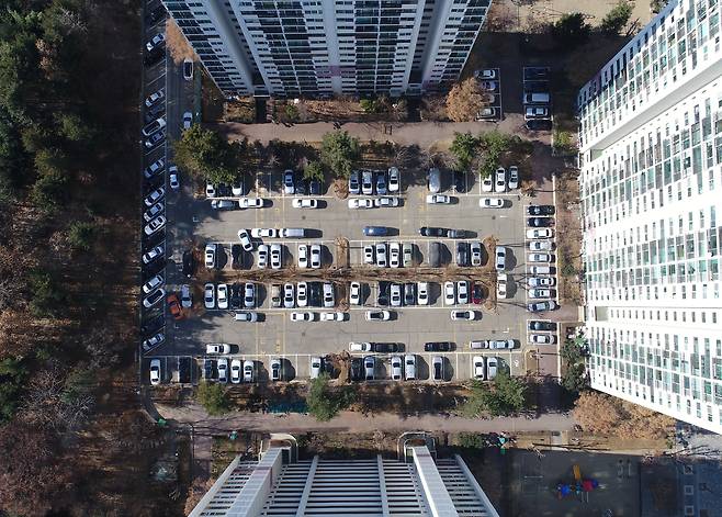 서울 한 아파트 단지 주차장에 차들이 주차된 모습. 기사 내용과는 무관한 사진. /조선일보 DB