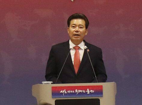 임현철 울산시 대변인이 2일 울산시청 프레스센터에서 75세 이상 어르신 시내버스 요금 무료화와 관련한 기자회견을 열고 있다./뉴스1