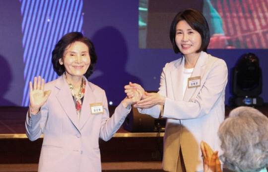 김문수 국민의힘 대선 후보의 배우자 설난영 여사와 이재명 더불어민주당 대선 후보의 배우자 김혜경 여사.