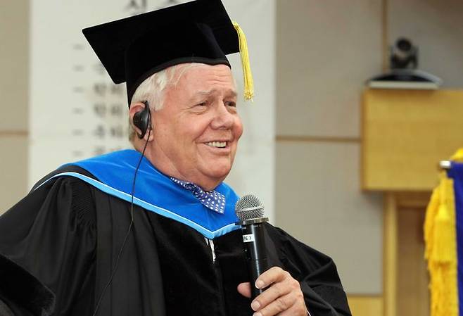 짐 로저스 로저스홀딩스 회장이 지난 2019년 4월 부산대에서 명예철학박사 학위를 받은 뒤, 특별강연을 하고 있다. ⓒ뉴시스