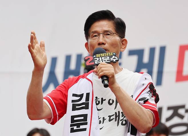 김문수 국민의힘 대통령 후보가 1일 오후 서울 서대문구 신촌역 앞 집중유세에서 시민들에게 지지를 호소하고 있다.(공동취재) 2025.6.1