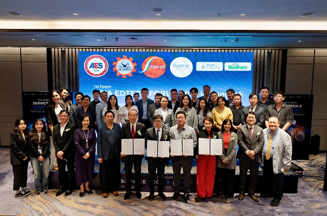 지난달 30일 태국 방콕 칼튼 호텔에서 열린 '제1회 아시아 에듀테크 포럼(ASIA EDTECH FORUM)'에서 한국, 일본, 중국, 태국이 '방콕 선언'을 채택했다. 사진 왼쪽부터 AES 글로벌의 토루 키시다 회장(일본), 이길호 회장(한국), 가오 얀 이사(중국), 진타나 폰락사마니 부회장(태국) 등이 기념 촬영을 하고 있다. (사진=AES 글로벌)