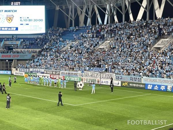 대구FC 선수단과 팬. 김희준 기자