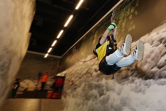 경기 오산시 경기도국민안전체험관에서 학생들이 계곡 고립 탈출 체험을 하고 있다. 2025.4.16 (ⓒ뉴스1, 무단 전재-재배포 금지)