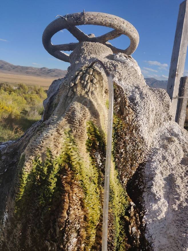 미국 몬태나주의 버려진 우물. 지하수에 용해된 기체를 측정해 천연수소를 발견할 수 있다. 옥스퍼드대 제공