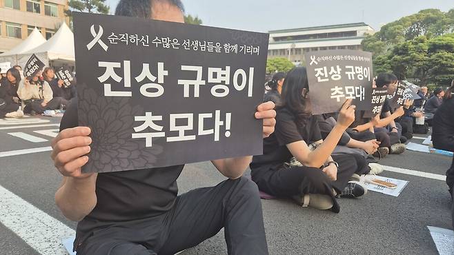 지난달 30일 제주시 연동 제주도교육청 광장에서 숨진 ㄱ교사를 추모하는 문화제가 열리고 있다. 서보미 기자