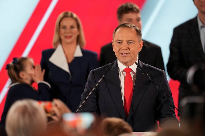 1일 폴란드 바르샤바에서 민족주의적 우파 성향의 카롤 나브로츠키 무소속 후보가 출구조사 결과를 지켜본 뒤 연설하고 있다. 로이터 연합뉴스