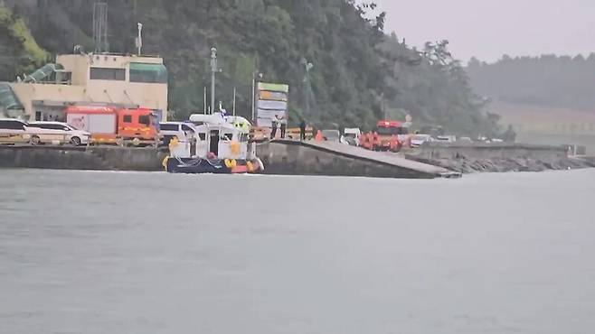 2일 목포해경 관계자들이 전남 진도항 인근 바다에서 실종자를 찾기 위해 수색하고 있다. 목포해경 제공