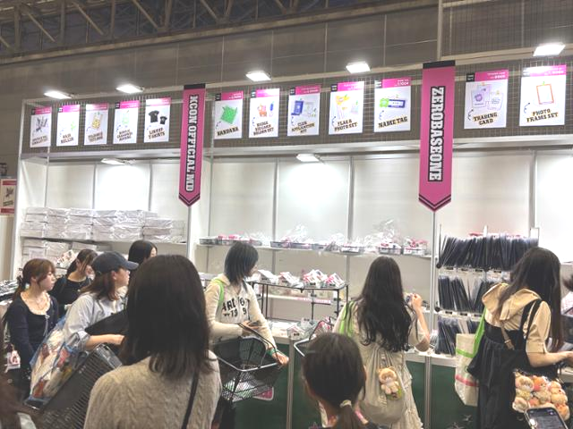 관람객들이 지난달 11일 일본 지바현 지바시 마쿠하리 멧세에서 열린 'CJ 케이콘 재팬 2025' 공식 굿즈 매대를 둘러보며 물건을 고르고 있다. 지바=류호 특파원