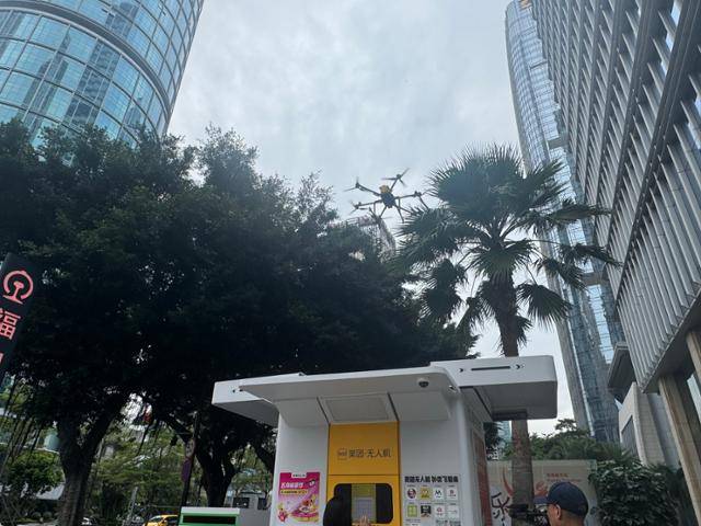 지난달 24일 중국 광둥성 선전시에서 상품을 싣고 온 드론이 메이퇀의 드롭함 위에 착륙을 시도하고 있다. 선전=이혜미 특파원