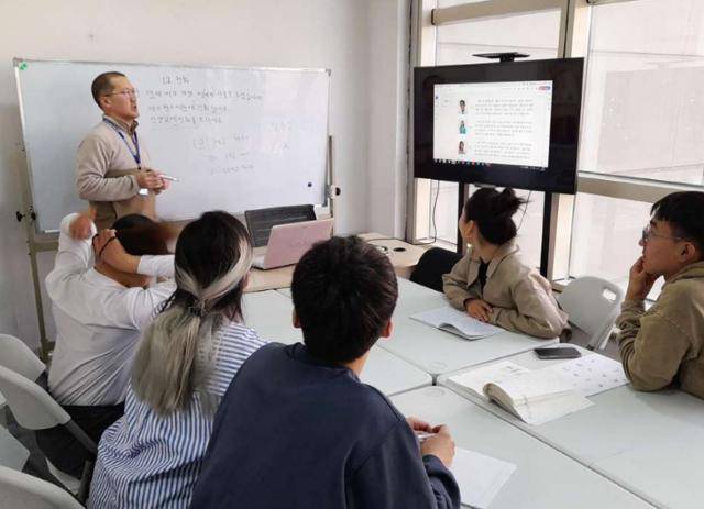 몽한 사전(용어집)을 만든 몽골인 한국어 강사 바트도르찌가 울란바토르 시내 한국어학원에서 학생들을 가르치고 있다. 바트도르찌 제공
