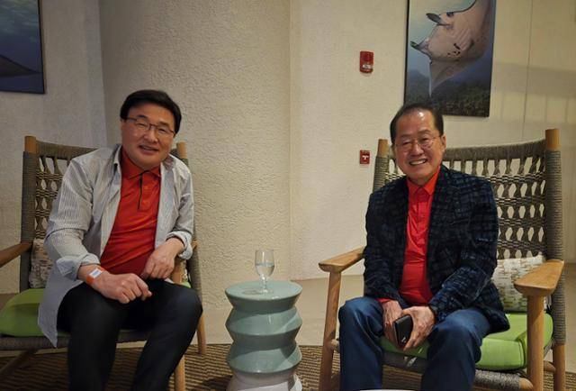 홍준표(오른쪽) 전 대구시장과 국민의힘 '하와이 특사단'의 김대식 의원이 지난달 19일 미국 하와이 빅아일랜드의 모처에서 회동하고 있다. 김대식 의원실 제공