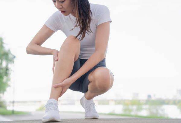 월경 전 무릎이 욱신거리거나 관절통이 나타나는 이유는 ‘릴렉신’이라는 호르몬 때문이다./사진=게티이미지뱅크