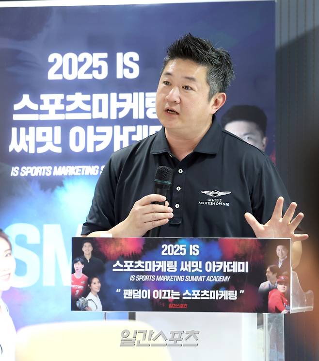 '일간스포츠(IS) 스포츠 마케팅 써밋 아카데미(Sports Marketing Summit Academy·SMSA)'가 28일 오후 서울 중구 KG타워에서 열렸다. 제네시스 이동한팀장이 '브랜드 이미지를 만드는 스포츠 타겟 마케팅''을 주제로 강연하고있다. 올해로 3회째를 맞는 SMSA는 매주 스포츠마케팅 최고전문가들과 화려한 셀럽 라인업을 강단으로 구성, 6월 18일까지 (매주 수요일) KG타워 13층 대회의실(서울 중구 통일로 92)에서 진행된다. 정시종 기자 capa@edaily.co.kr /2025.05.28.